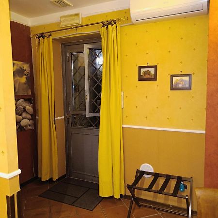 (22 m²) с 1 спальней(-ями) и 1 ванной(-ыми) комнатой(-ами) в районе Исторический центр Неаполь Экстерьер фото