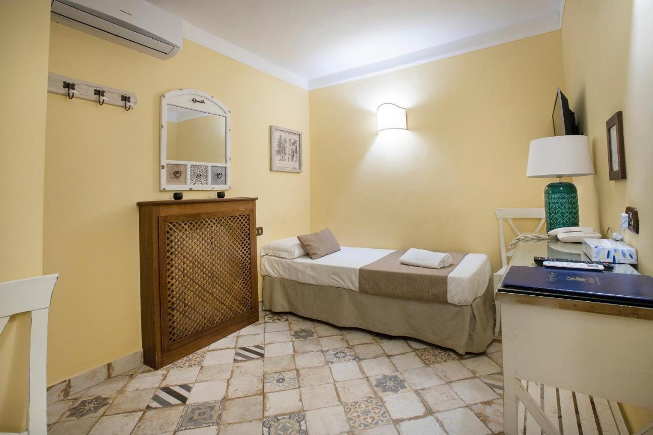 (22 m²) с 1 спальней(-ями) и 1 ванной(-ыми) комнатой(-ами) в районе Исторический центр Неаполь Экстерьер фото